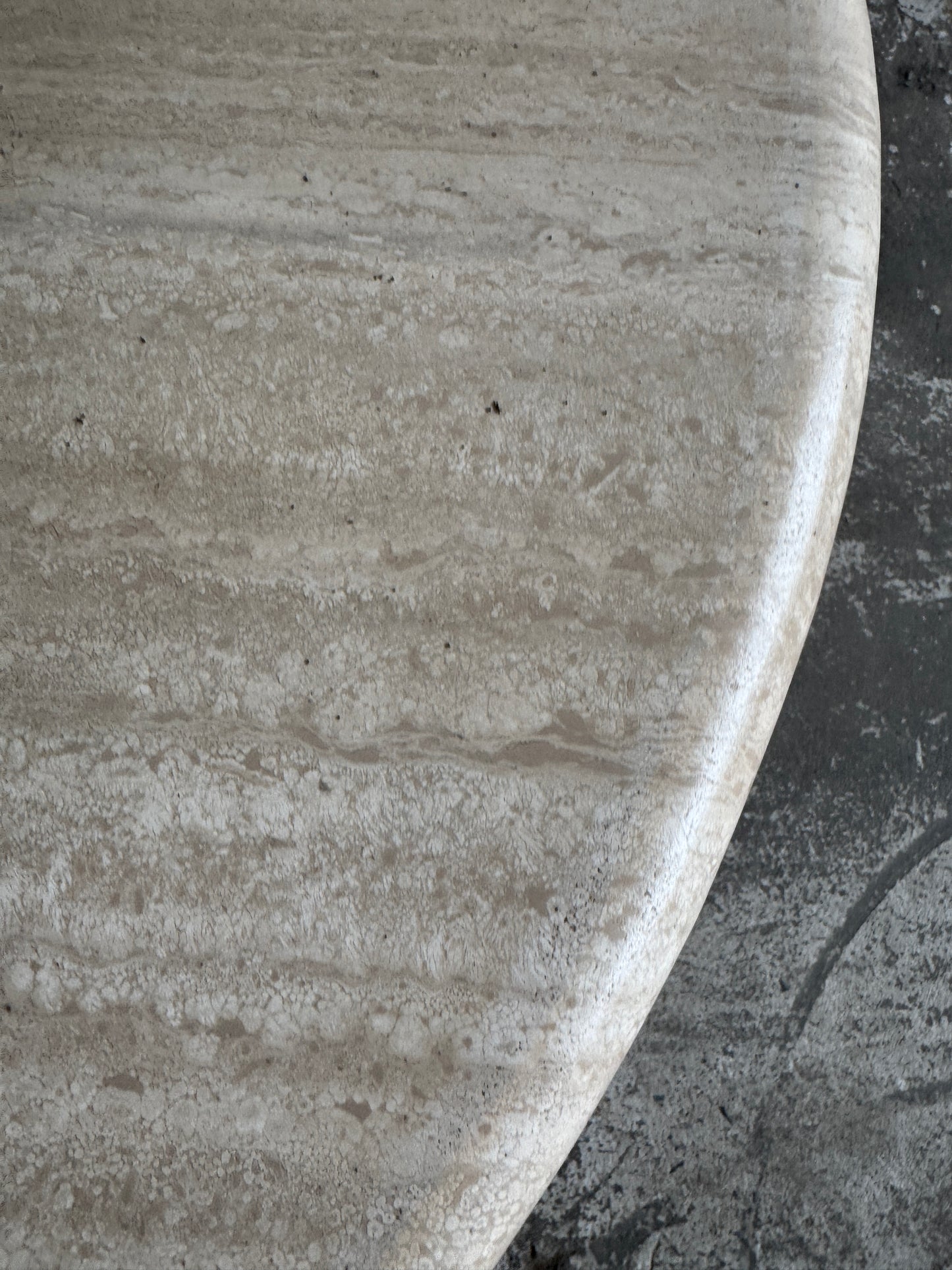 Table basse ronde en travertin – Style moderniste italien, années 1980