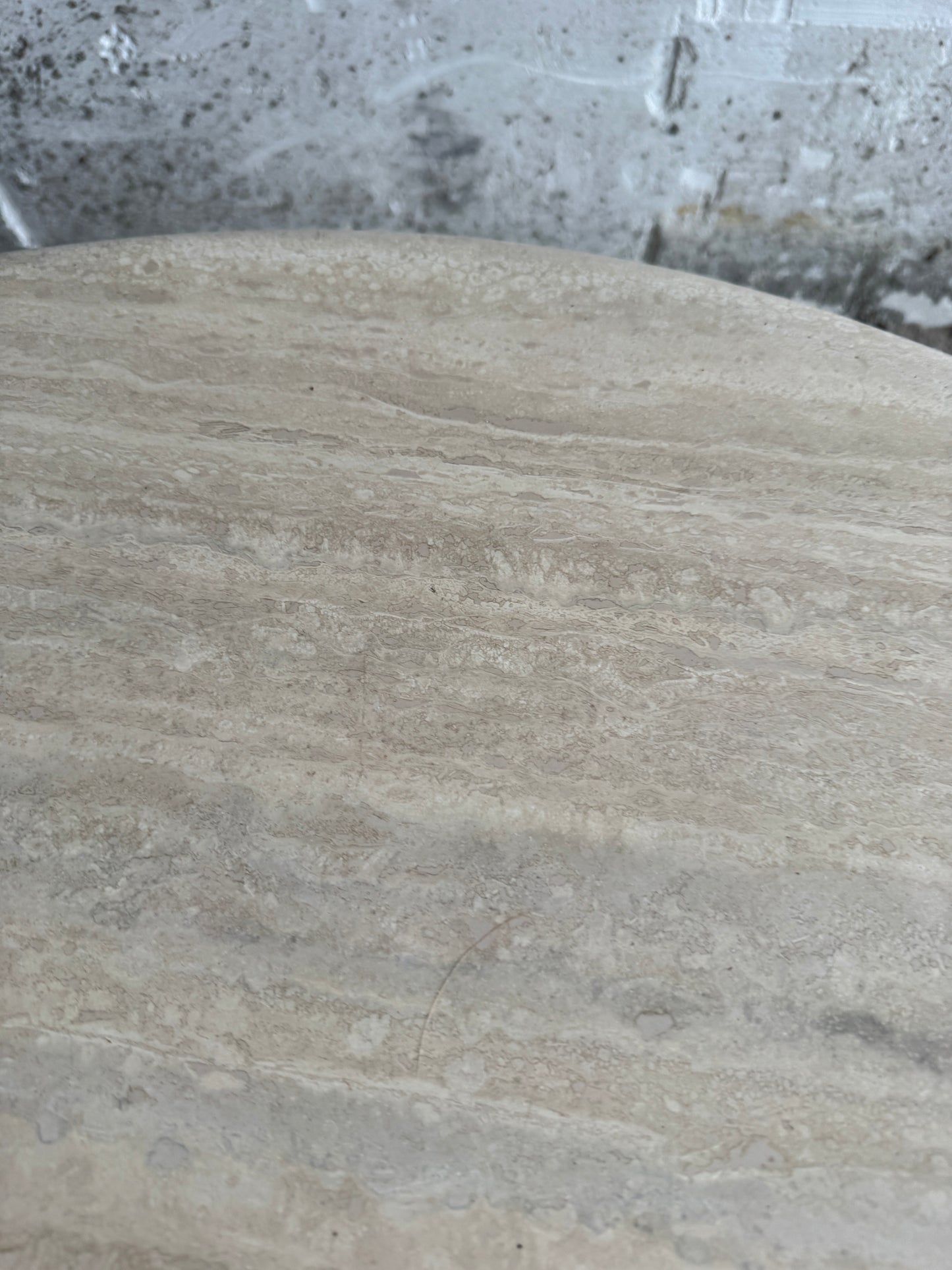 Table basse ronde en travertin – Style moderniste italien, années 1980