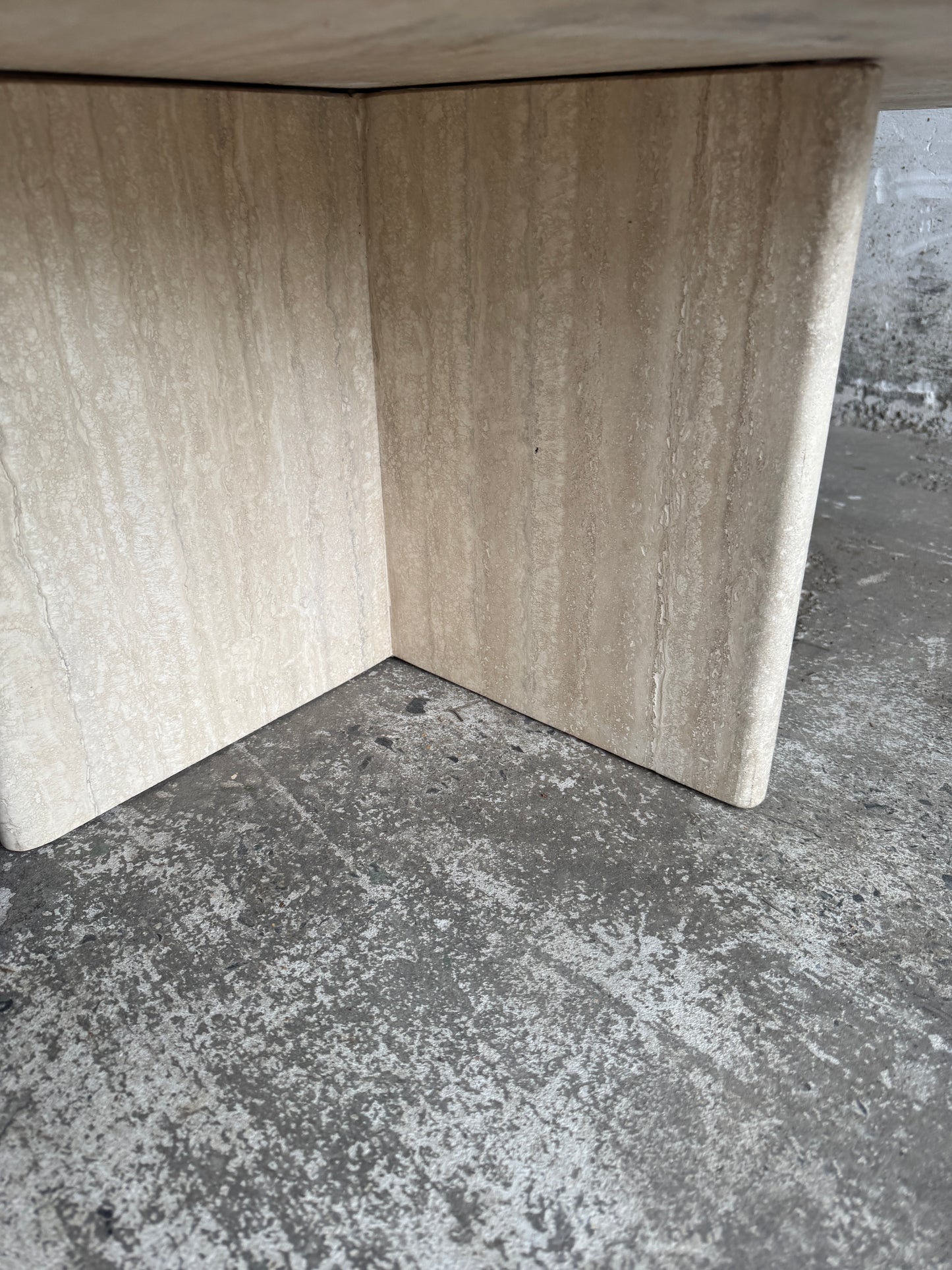 Table basse ronde en travertin – Style moderniste italien, années 1980