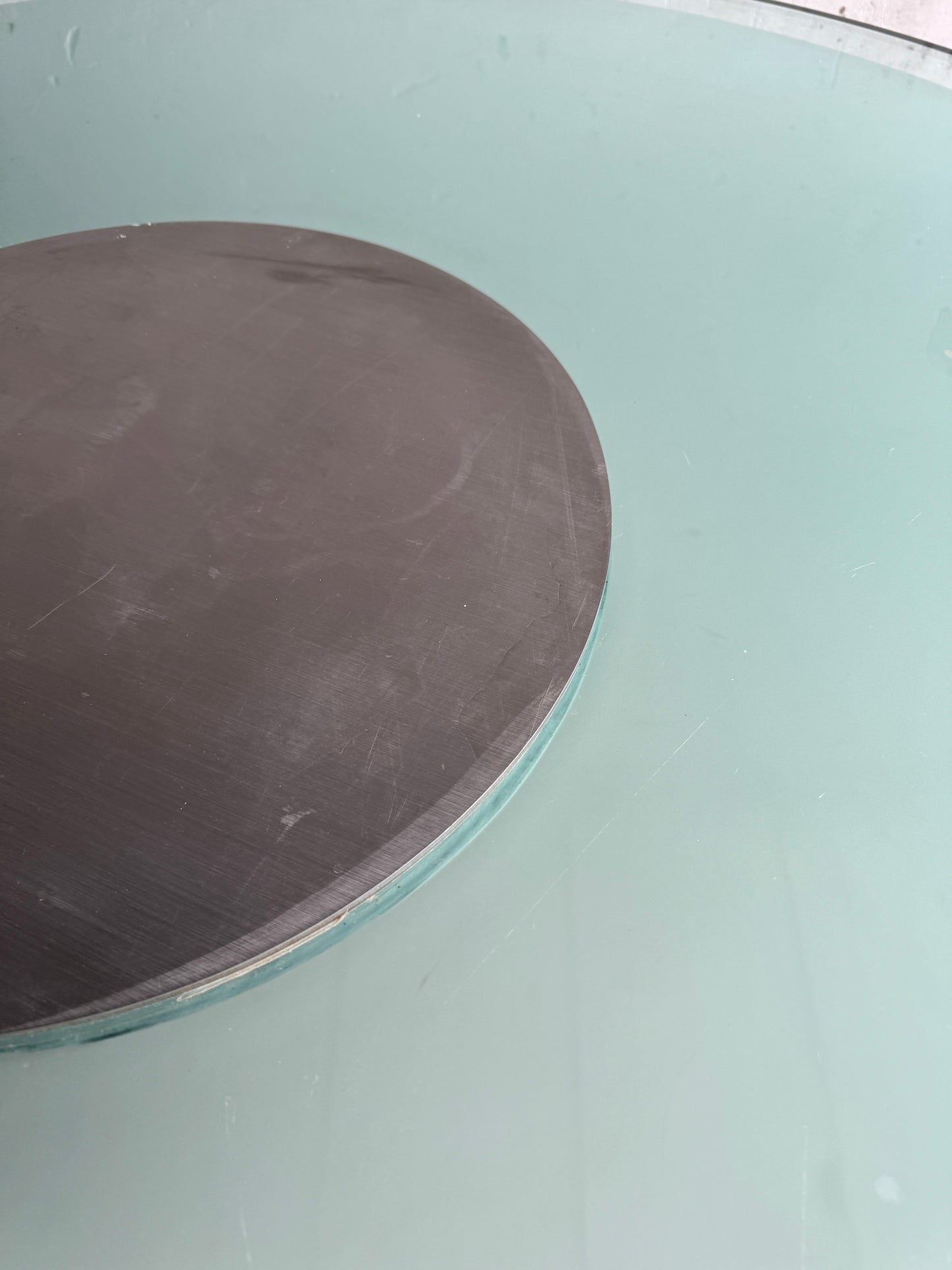 Ronde glazen eettafel met vast centraal blad – Industrieel modern, jaren 90