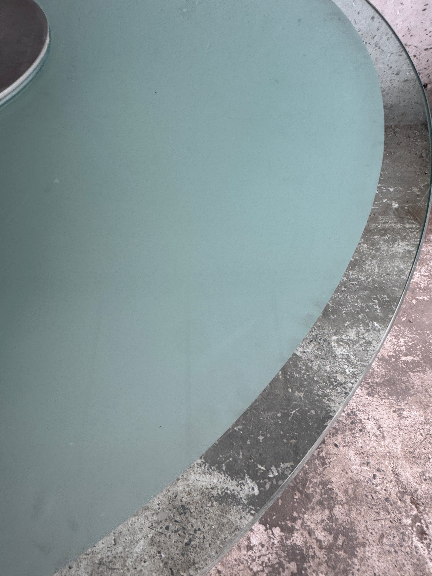 Ronde glazen eettafel met vast centraal blad – Industrieel modern, jaren 90