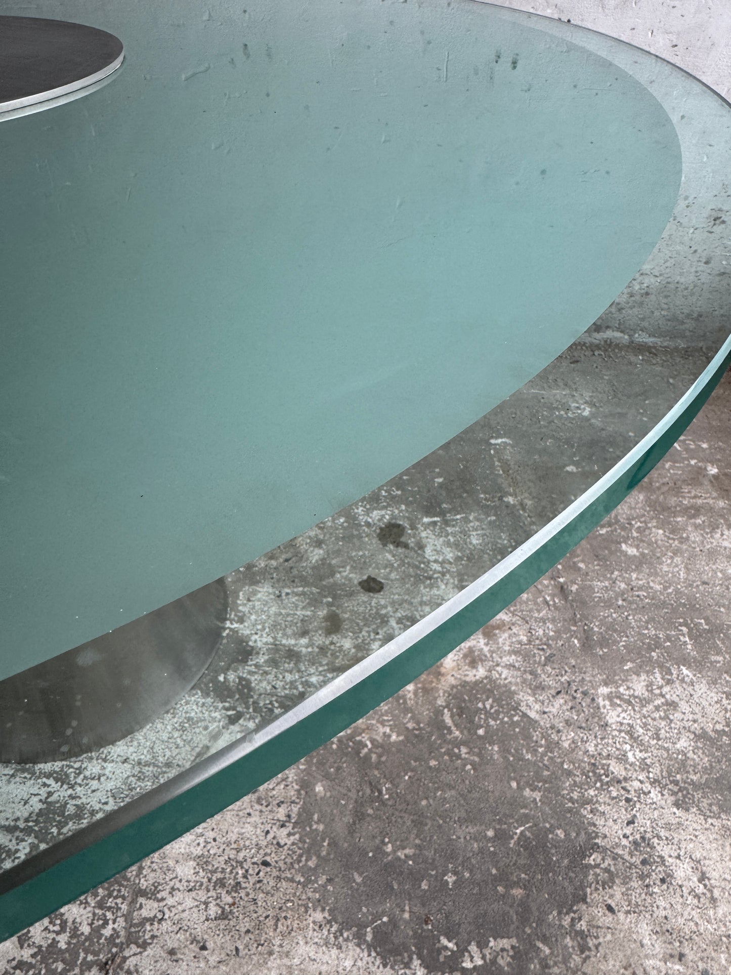 Ronde glazen eettafel met vast centraal blad – Industrieel modern, jaren 90