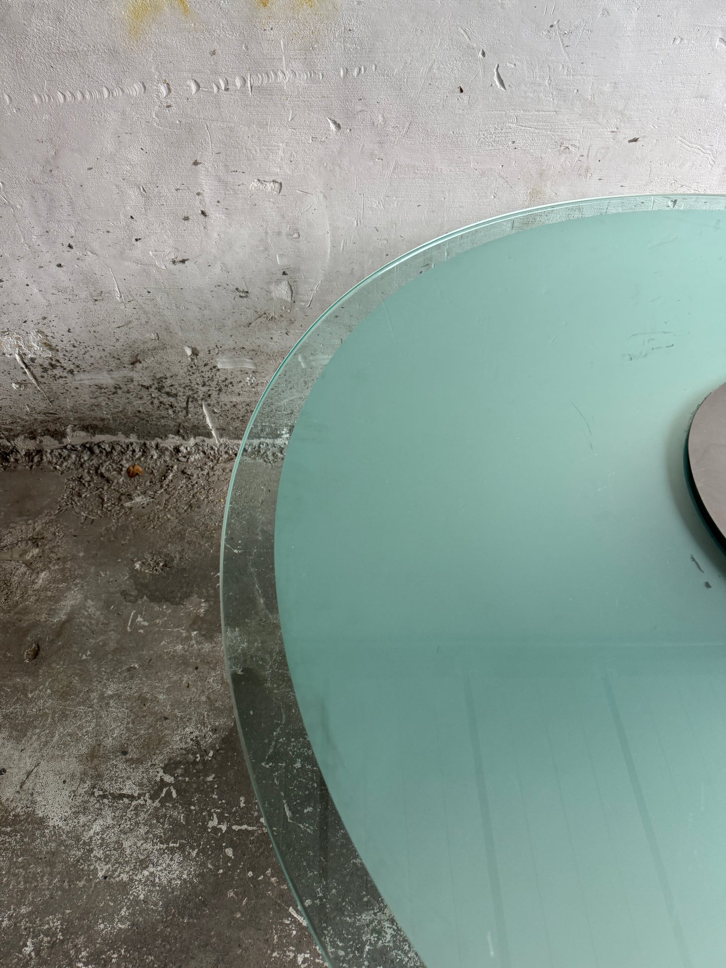 Ronde glazen eettafel met vast centraal blad – Industrieel modern, jaren 90