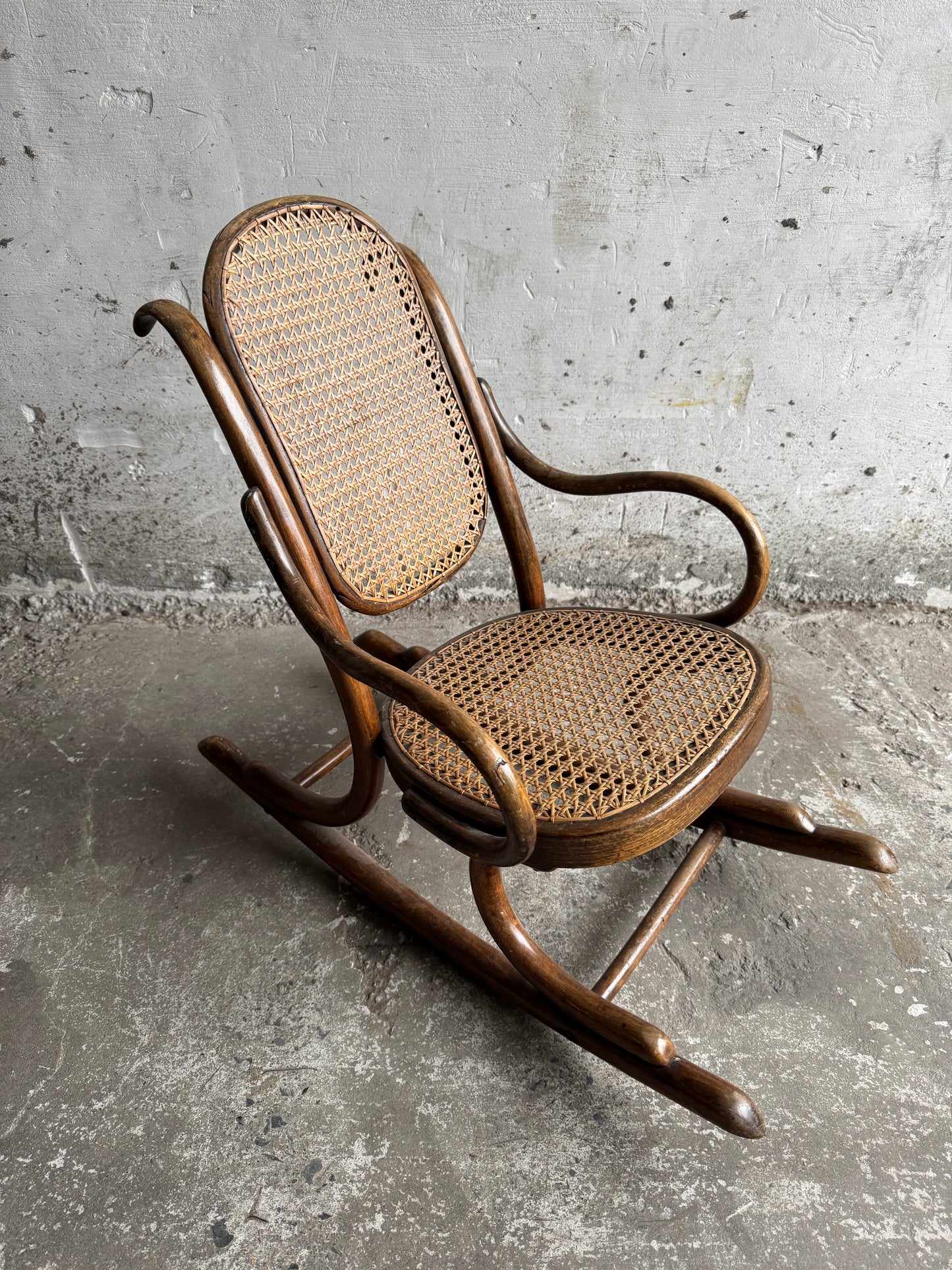 Vintage kinderschommelstoel van gebogen hout en riet – Thonet-stijl, begin 20e eeuw