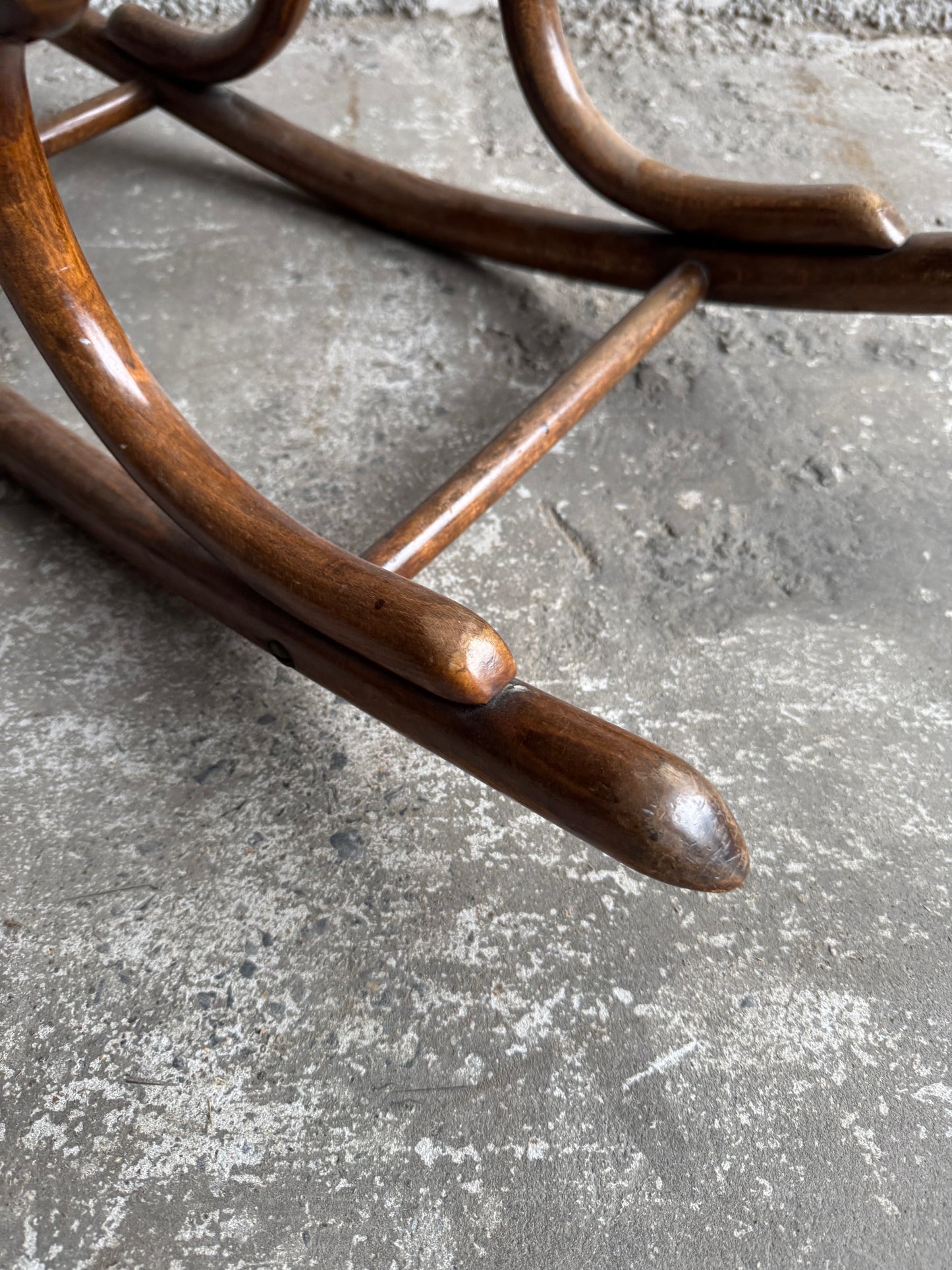 Vintage kinderschommelstoel van gebogen hout en riet – Thonet-stijl, begin 20e eeuw