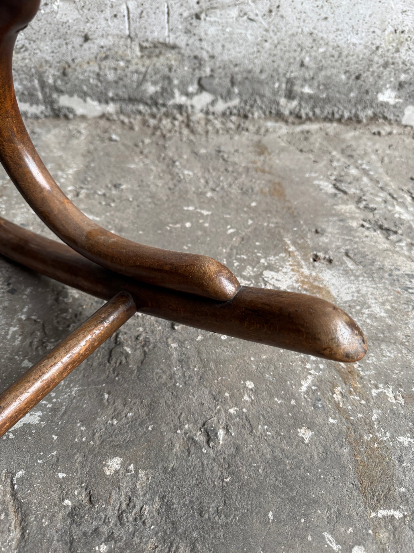 Vintage kinderschommelstoel van gebogen hout en riet – Thonet-stijl, begin 20e eeuw