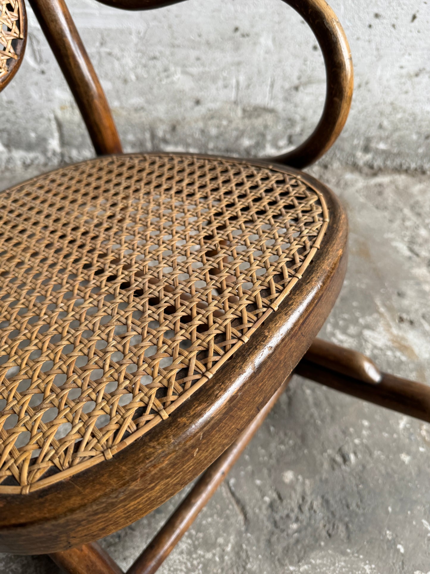 Vintage kinderschommelstoel van gebogen hout en riet – Thonet-stijl, begin 20e eeuw