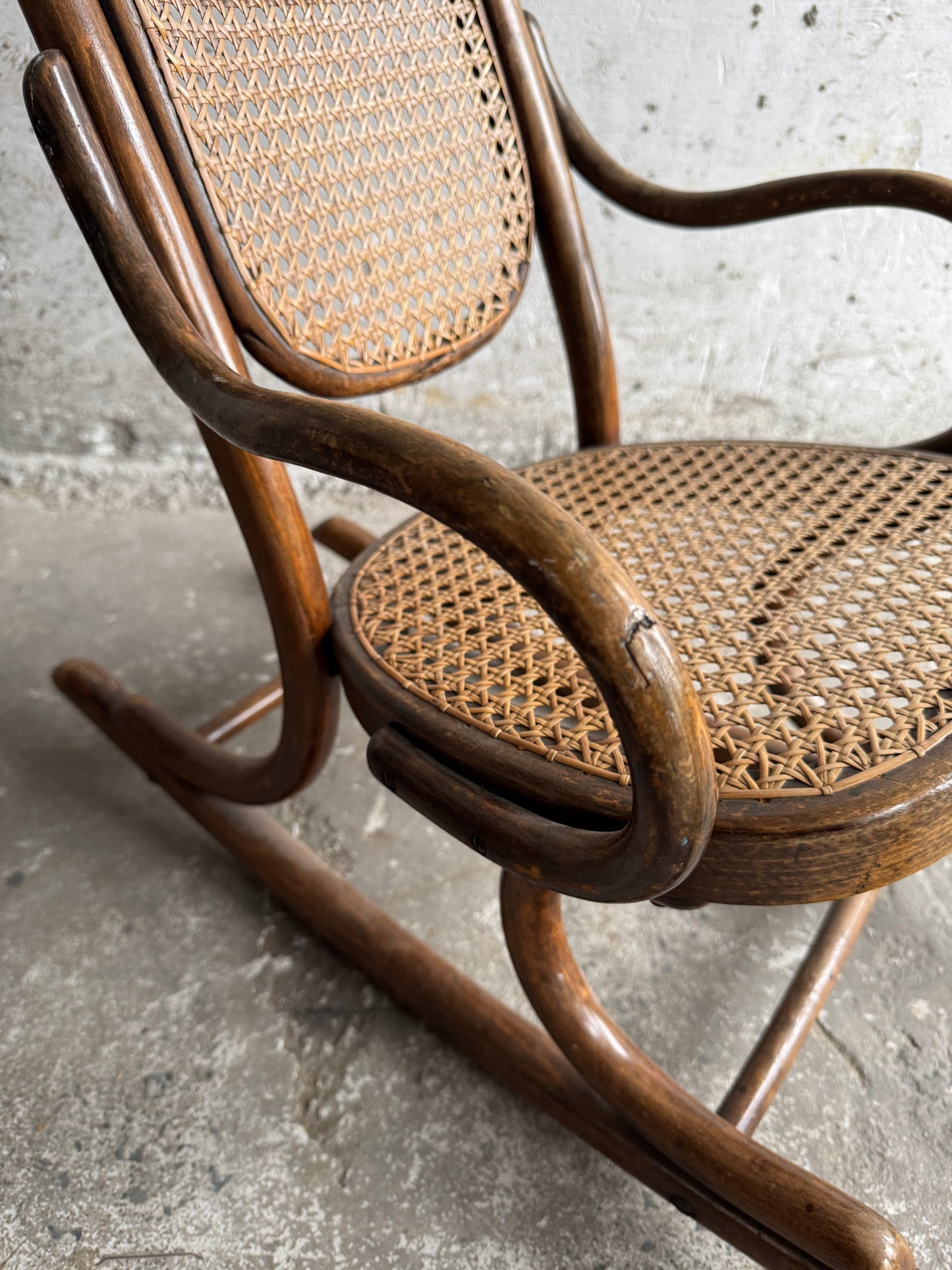 Vintage kinderschommelstoel van gebogen hout en riet – Thonet-stijl, begin 20e eeuw