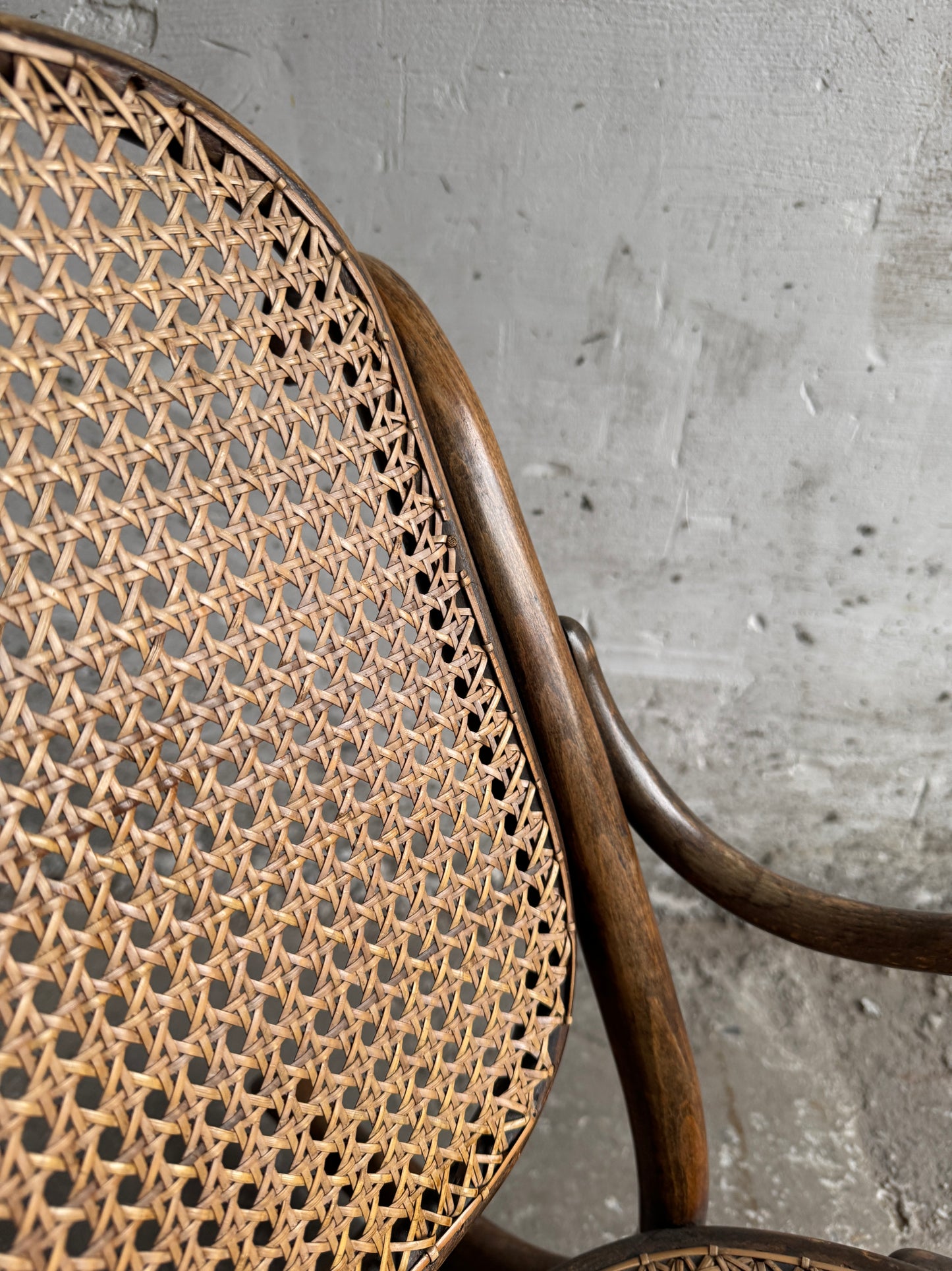 Vintage kinderschommelstoel van gebogen hout en riet – Thonet-stijl, begin 20e eeuw