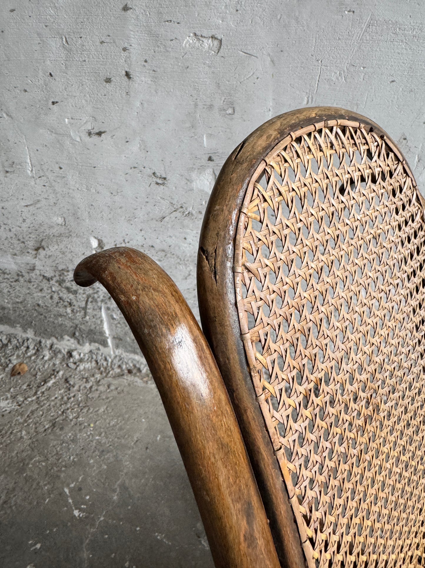 Vintage kinderschommelstoel van gebogen hout en riet – Thonet-stijl, begin 20e eeuw