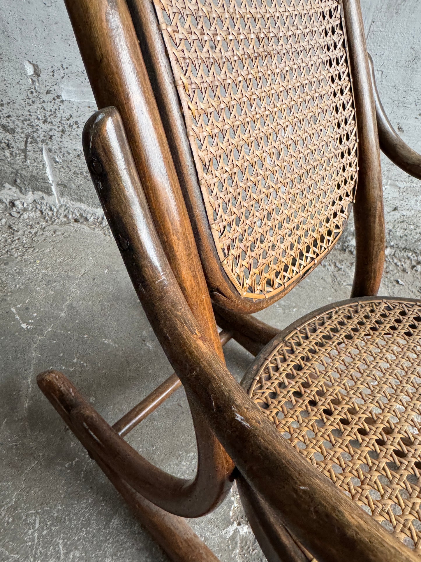 Vintage kinderschommelstoel van gebogen hout en riet – Thonet-stijl, begin 20e eeuw