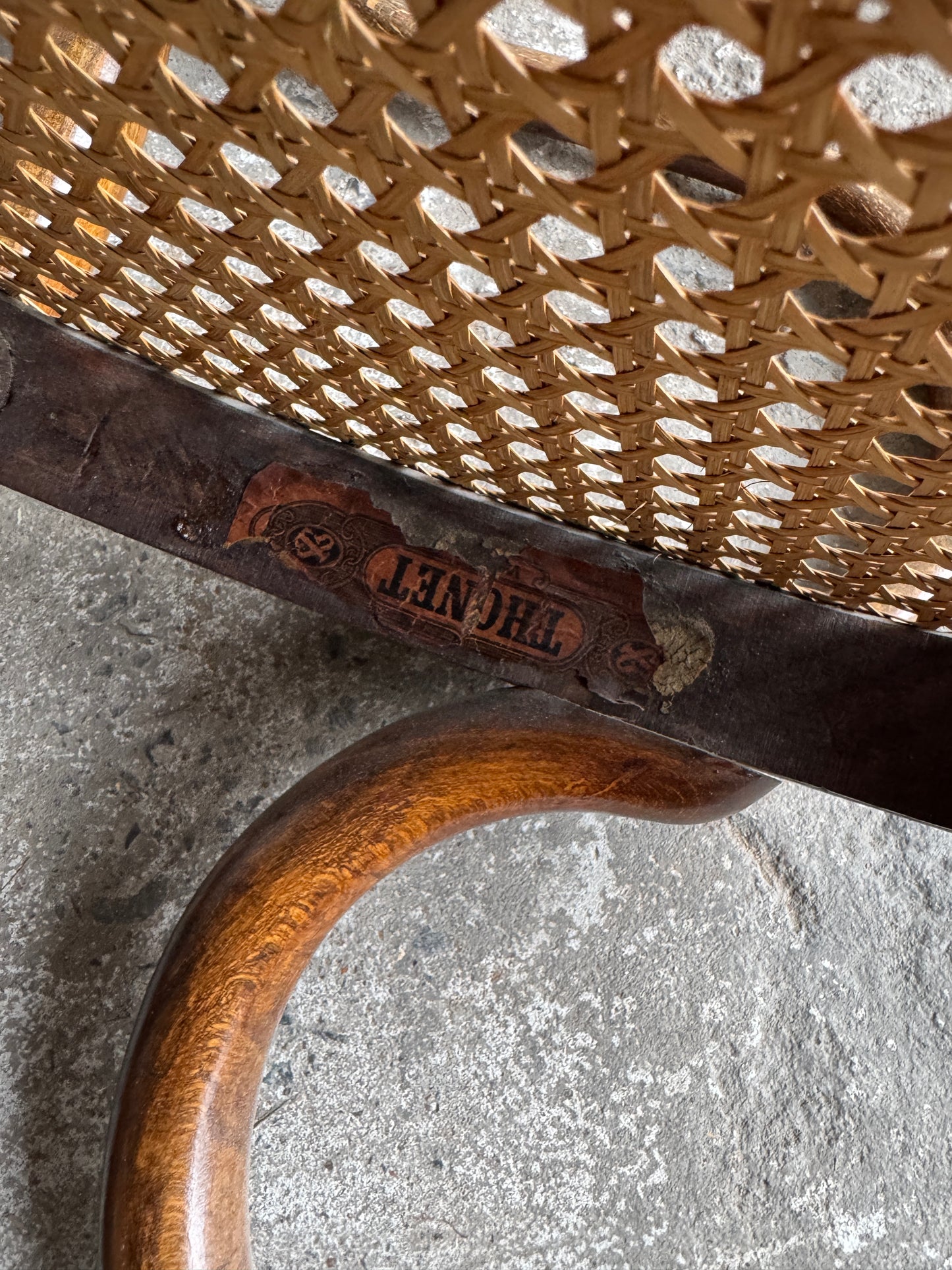 Vintage kinderschommelstoel van gebogen hout en riet – Thonet-stijl, begin 20e eeuw