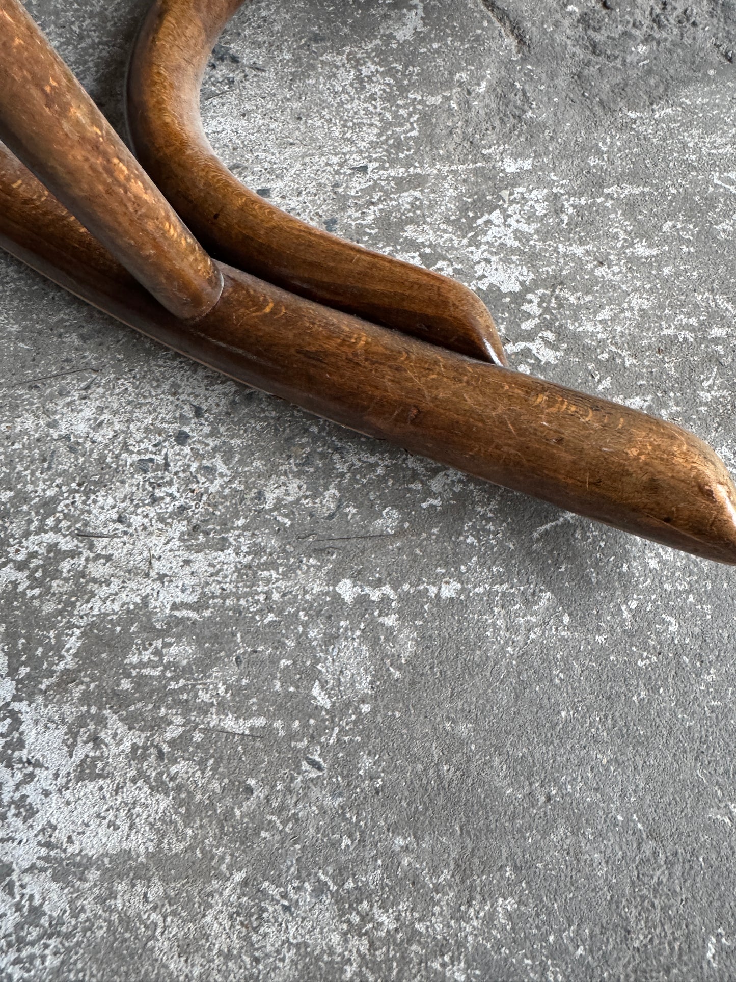 Vintage kinderschommelstoel van gebogen hout en riet – Thonet-stijl, begin 20e eeuw