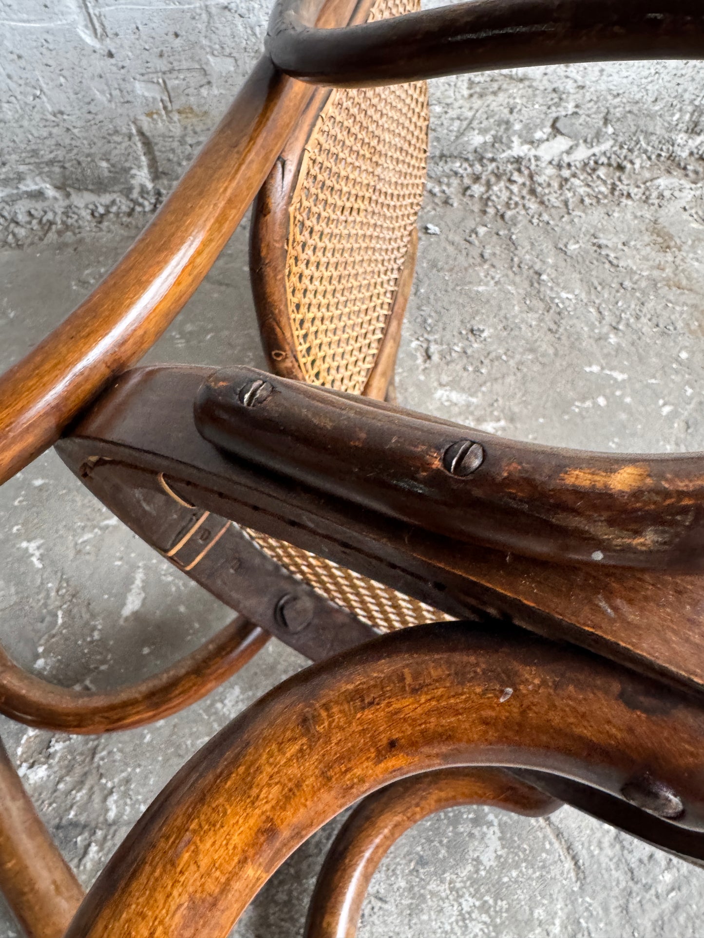 Vintage kinderschommelstoel van gebogen hout en riet – Thonet-stijl, begin 20e eeuw