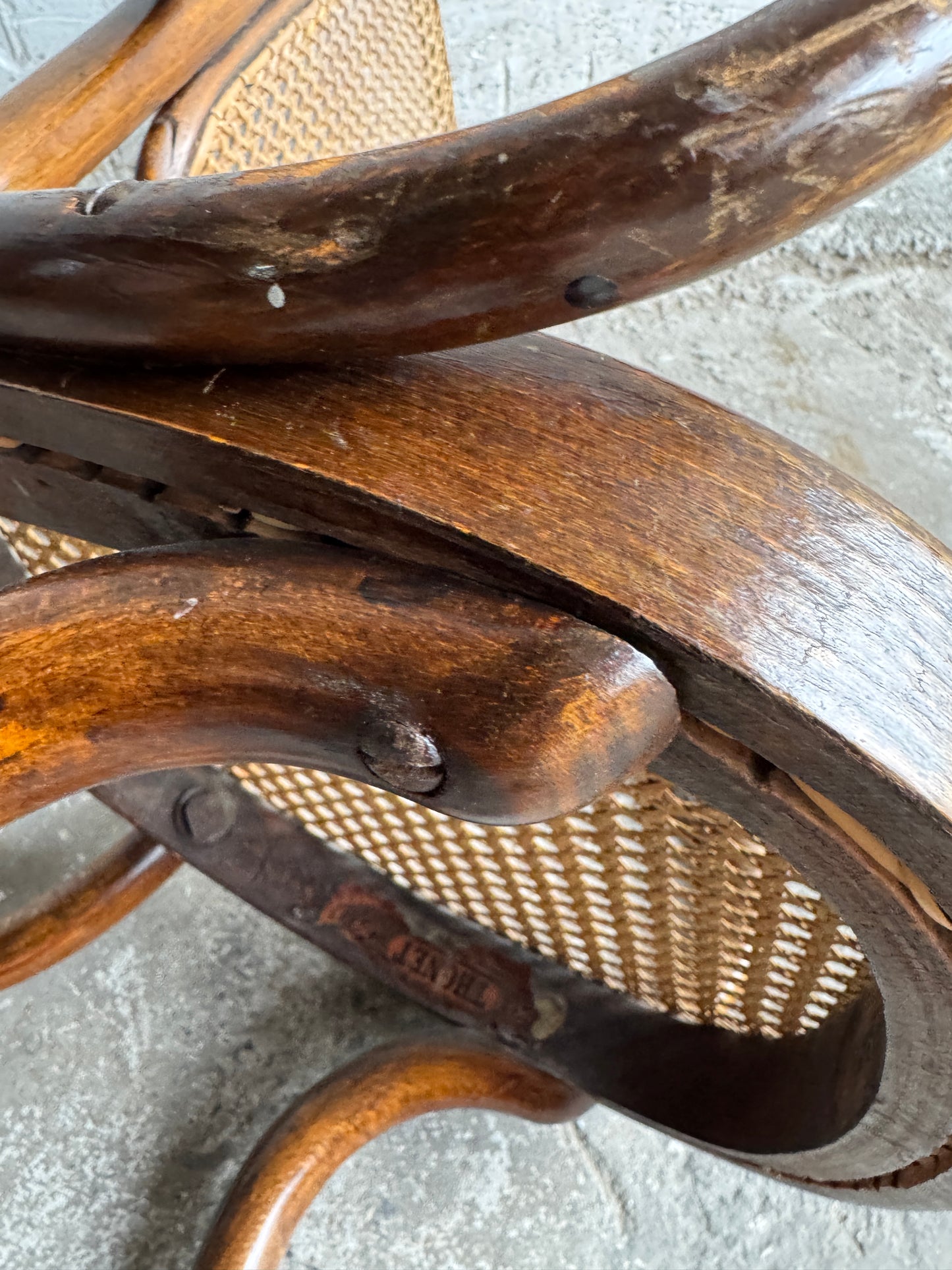 Vintage kinderschommelstoel van gebogen hout en riet – Thonet-stijl, begin 20e eeuw