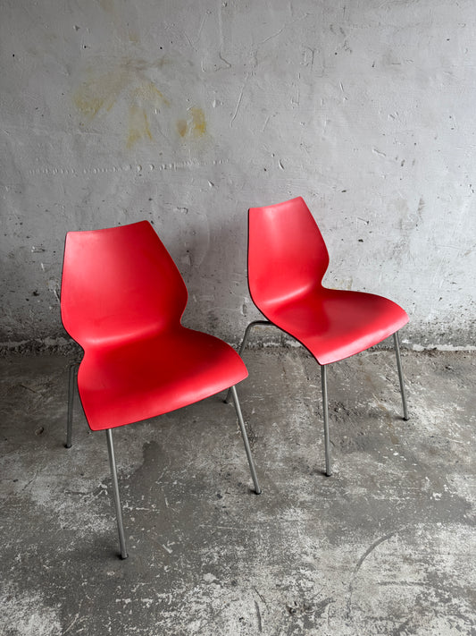 Paar rode “Maui” stoelen van Vico Magistretti voor Kartell – Italiaans design