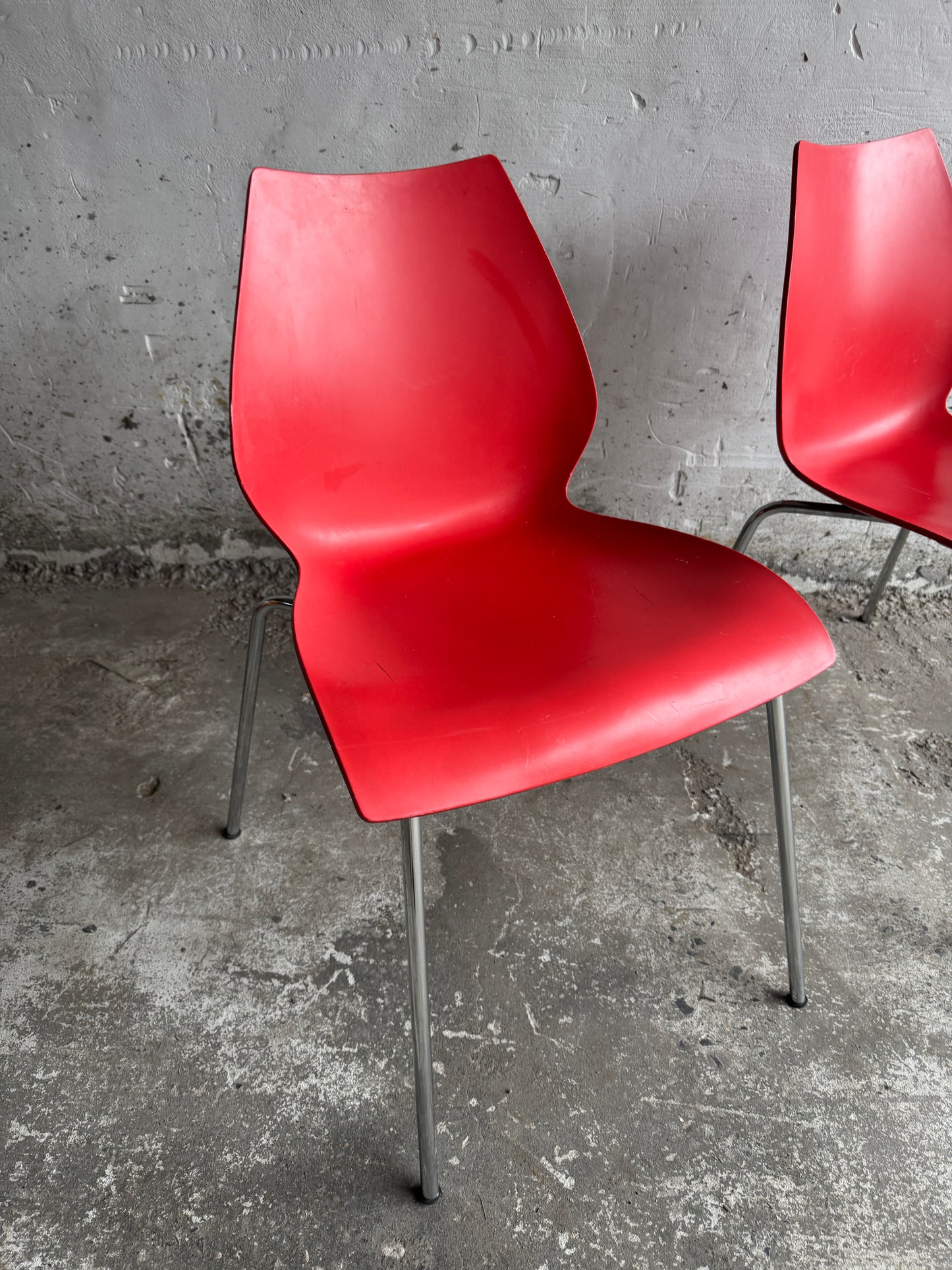 Paar rode “Maui” stoelen van Vico Magistretti voor Kartell – Italiaans design