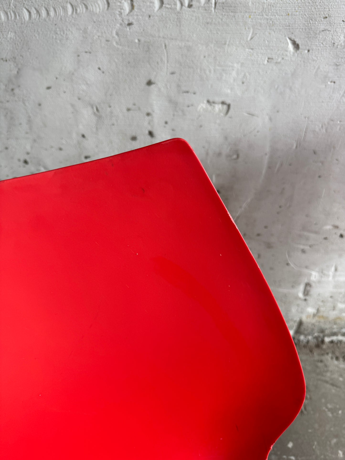 Paar rode “Maui” stoelen van Vico Magistretti voor Kartell – Italiaans design