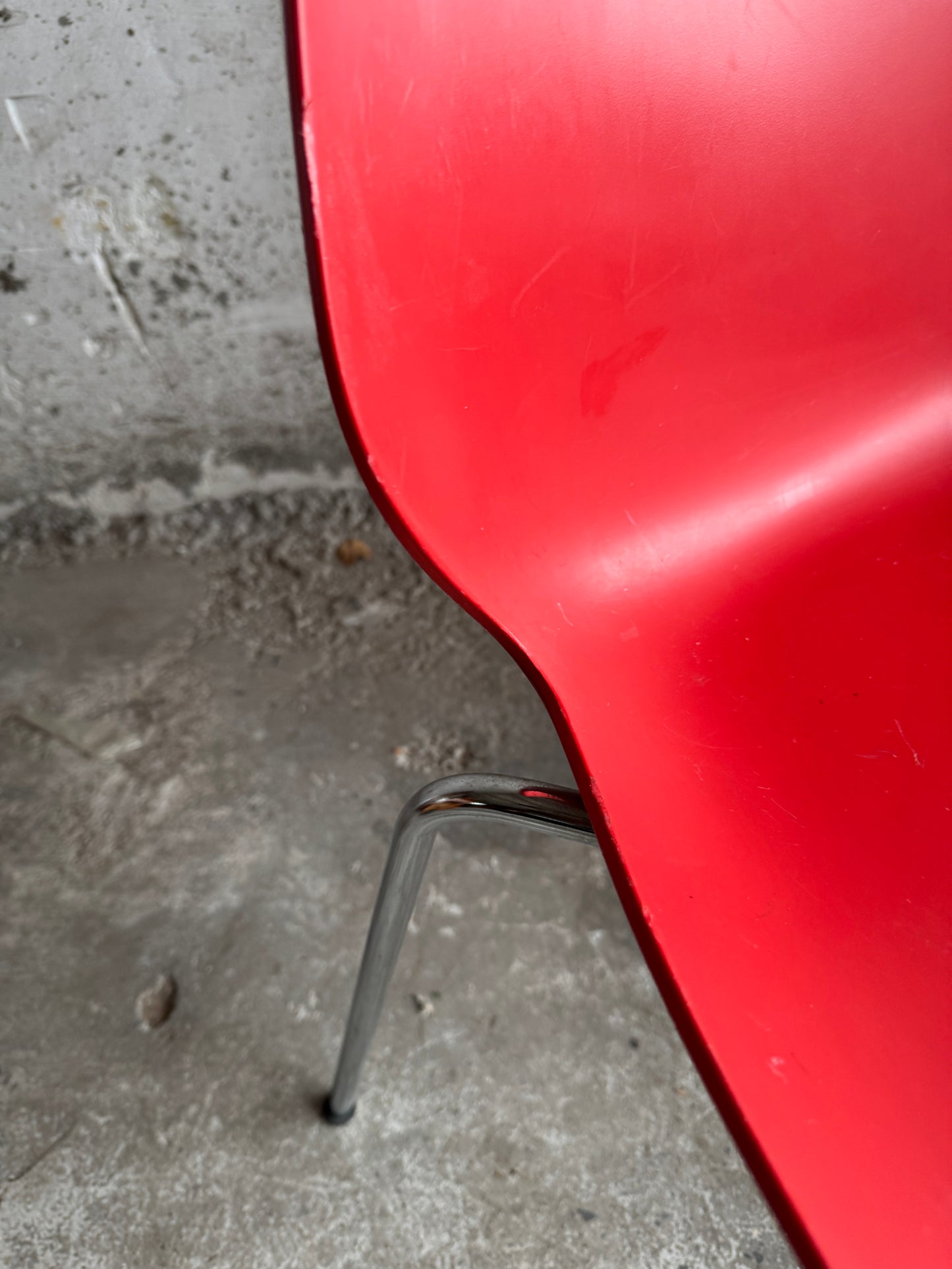 Paar rode “Maui” stoelen van Vico Magistretti voor Kartell – Italiaans design