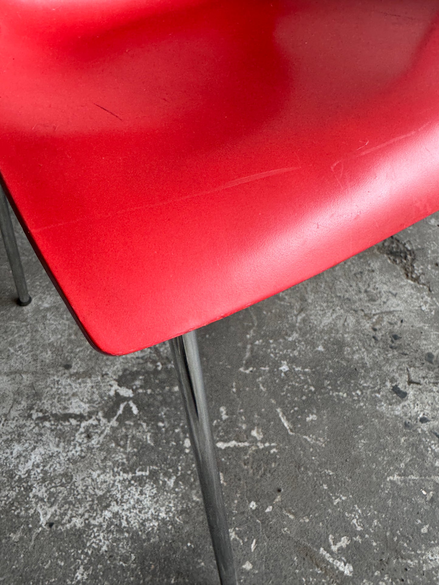 Paar rode “Maui” stoelen van Vico Magistretti voor Kartell – Italiaans design