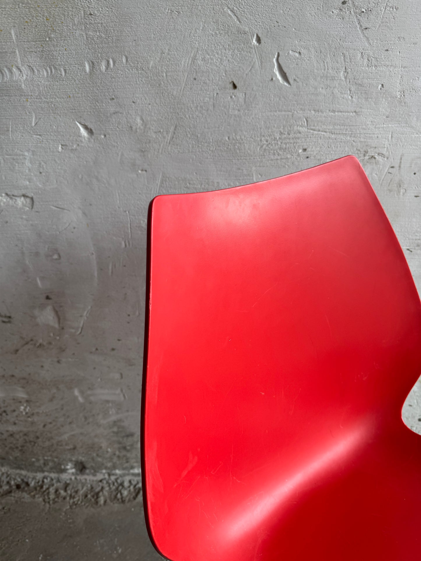 Paar rode “Maui” stoelen van Vico Magistretti voor Kartell – Italiaans design