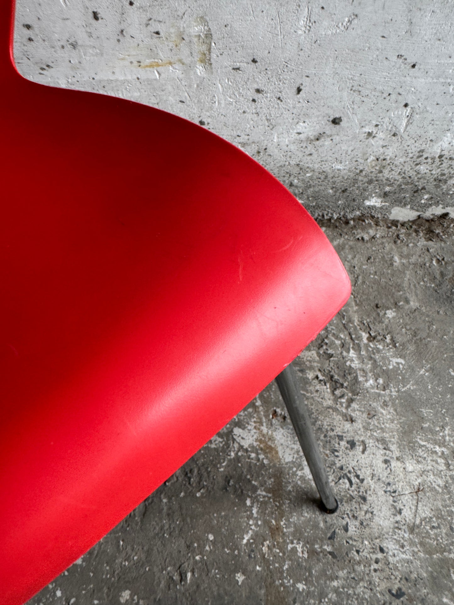 Paar rode “Maui” stoelen van Vico Magistretti voor Kartell – Italiaans design