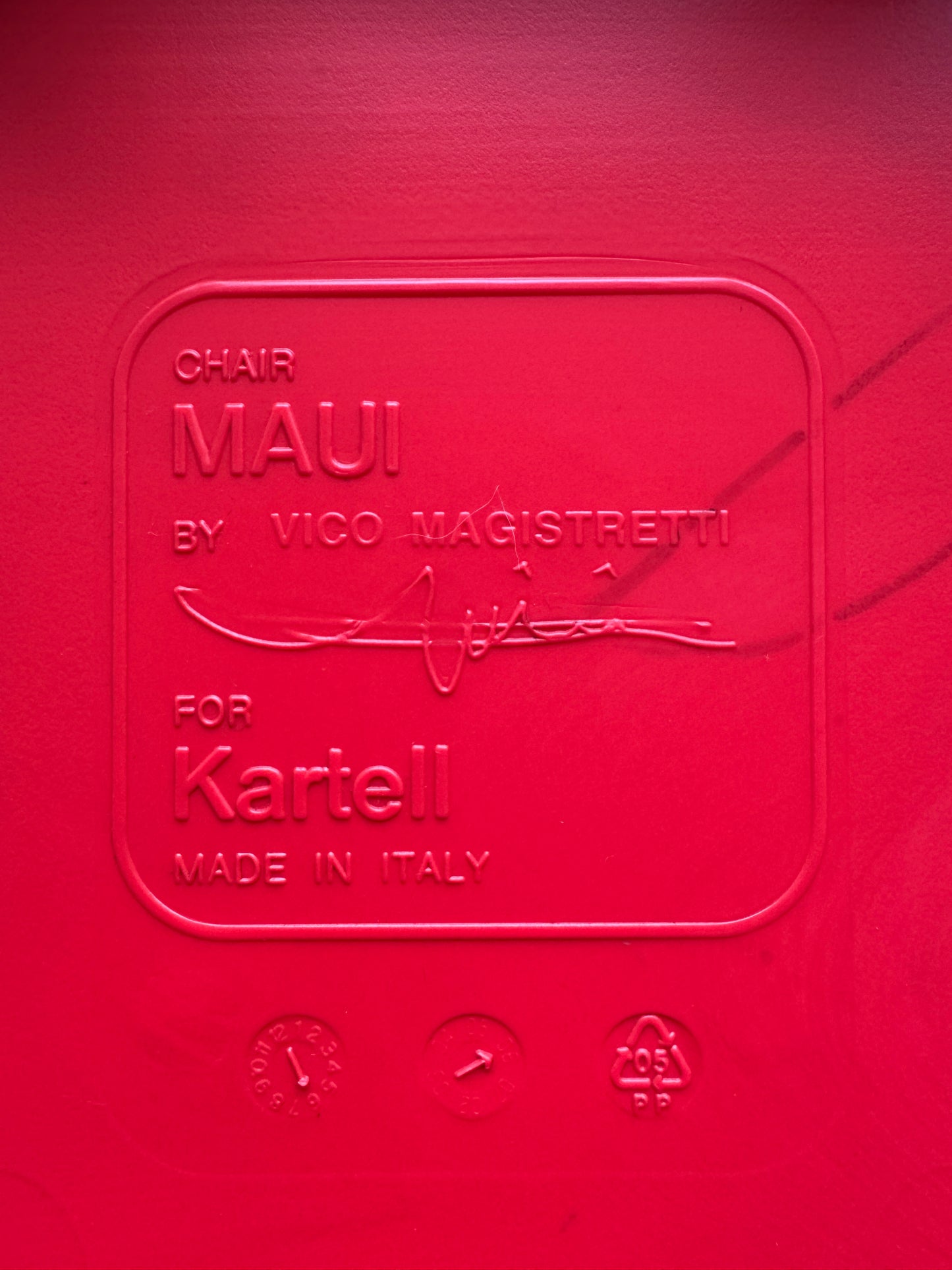 Paar rode “Maui” stoelen van Vico Magistretti voor Kartell – Italiaans design