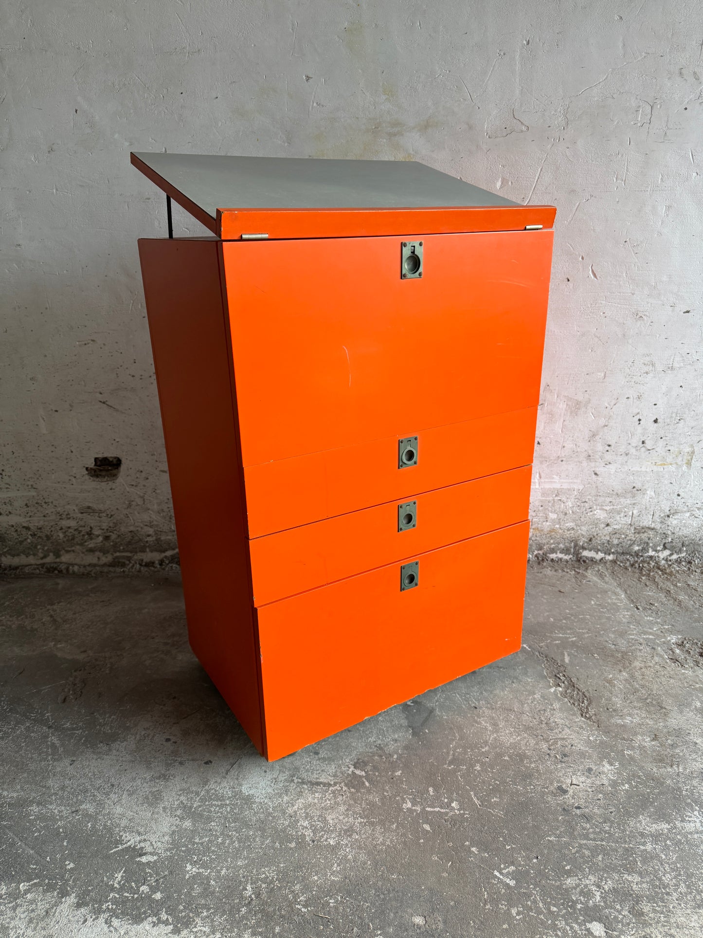 Prachtige Ladekast met Uitvouwbaar Werkoppervlak en Schuin Werkblad – 1980