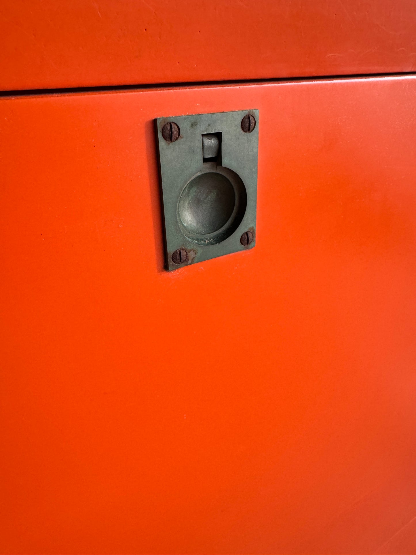 Prachtige Ladekast met Uitvouwbaar Werkoppervlak en Schuin Werkblad – 1980