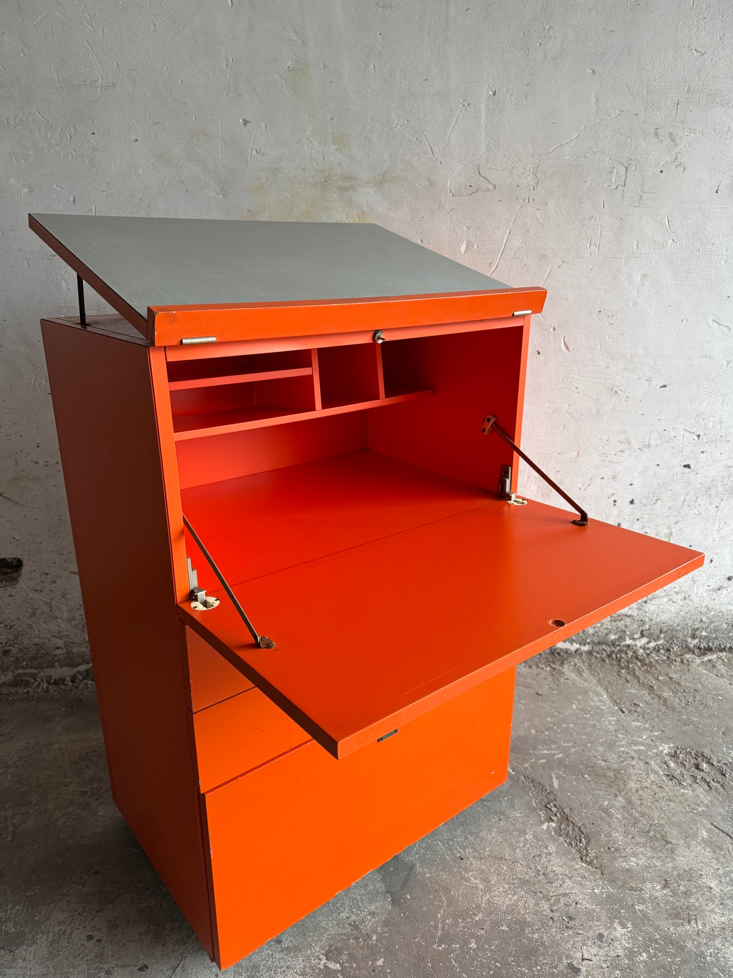 Prachtige Ladekast met Uitvouwbaar Werkoppervlak en Schuin Werkblad – 1980
