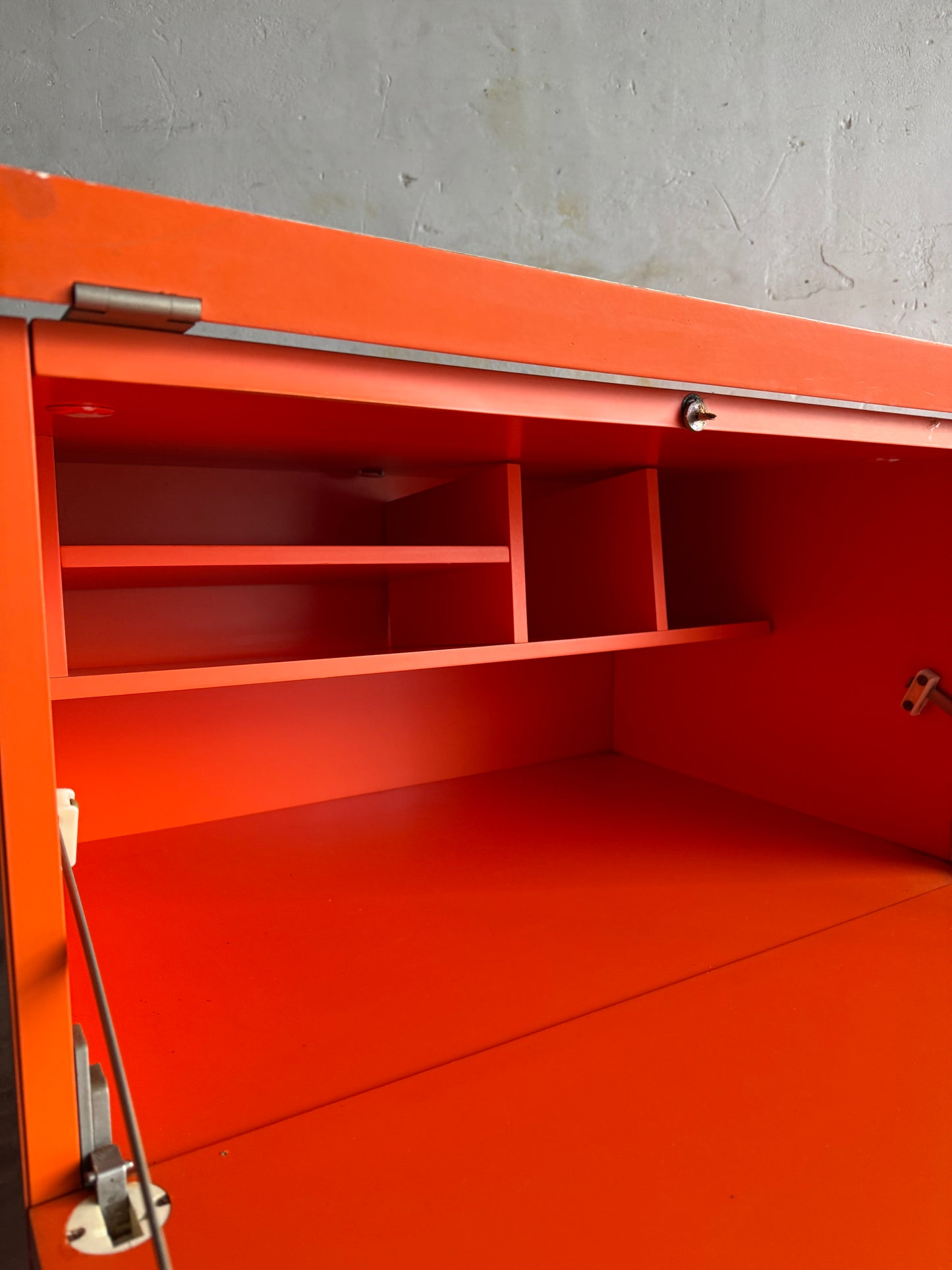 Prachtige Ladekast met Uitvouwbaar Werkoppervlak en Schuin Werkblad – 1980