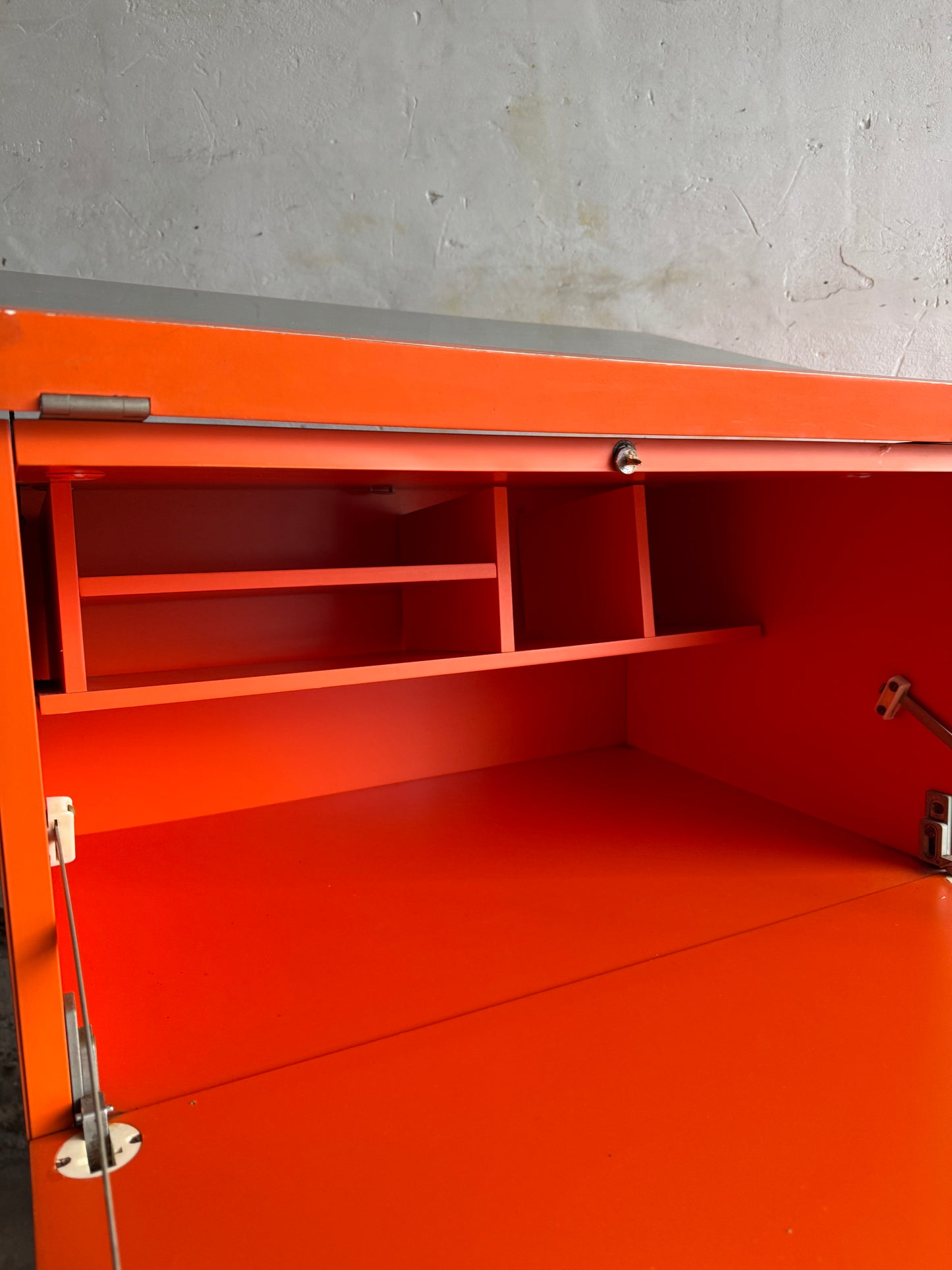 Prachtige Ladekast met Uitvouwbaar Werkoppervlak en Schuin Werkblad – 1980