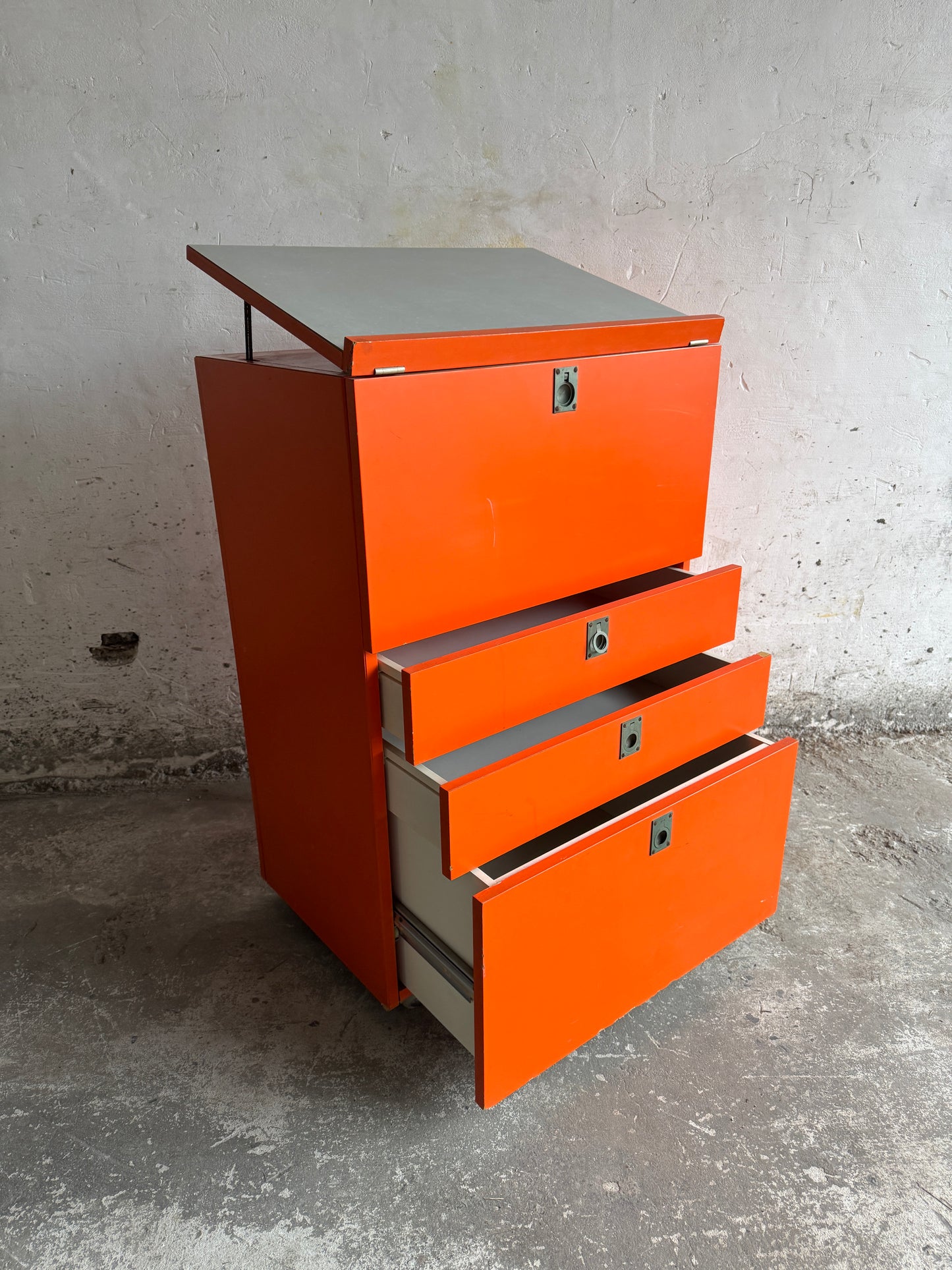 Prachtige Ladekast met Uitvouwbaar Werkoppervlak en Schuin Werkblad – 1980