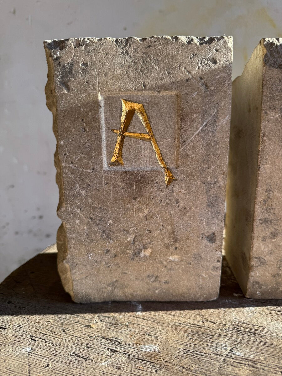 A-Z boekensteunen van Walter De Buck