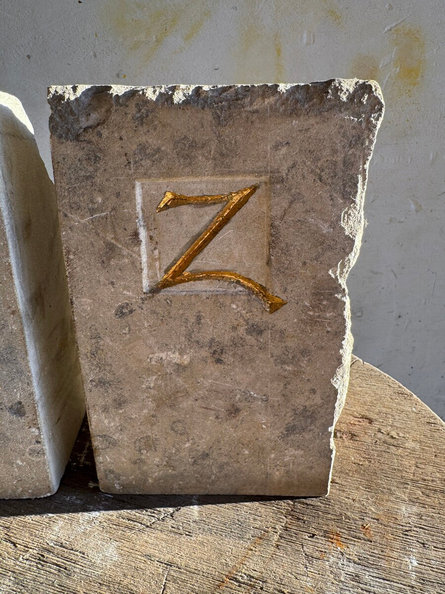 A-Z boekensteunen van Walter De Buck