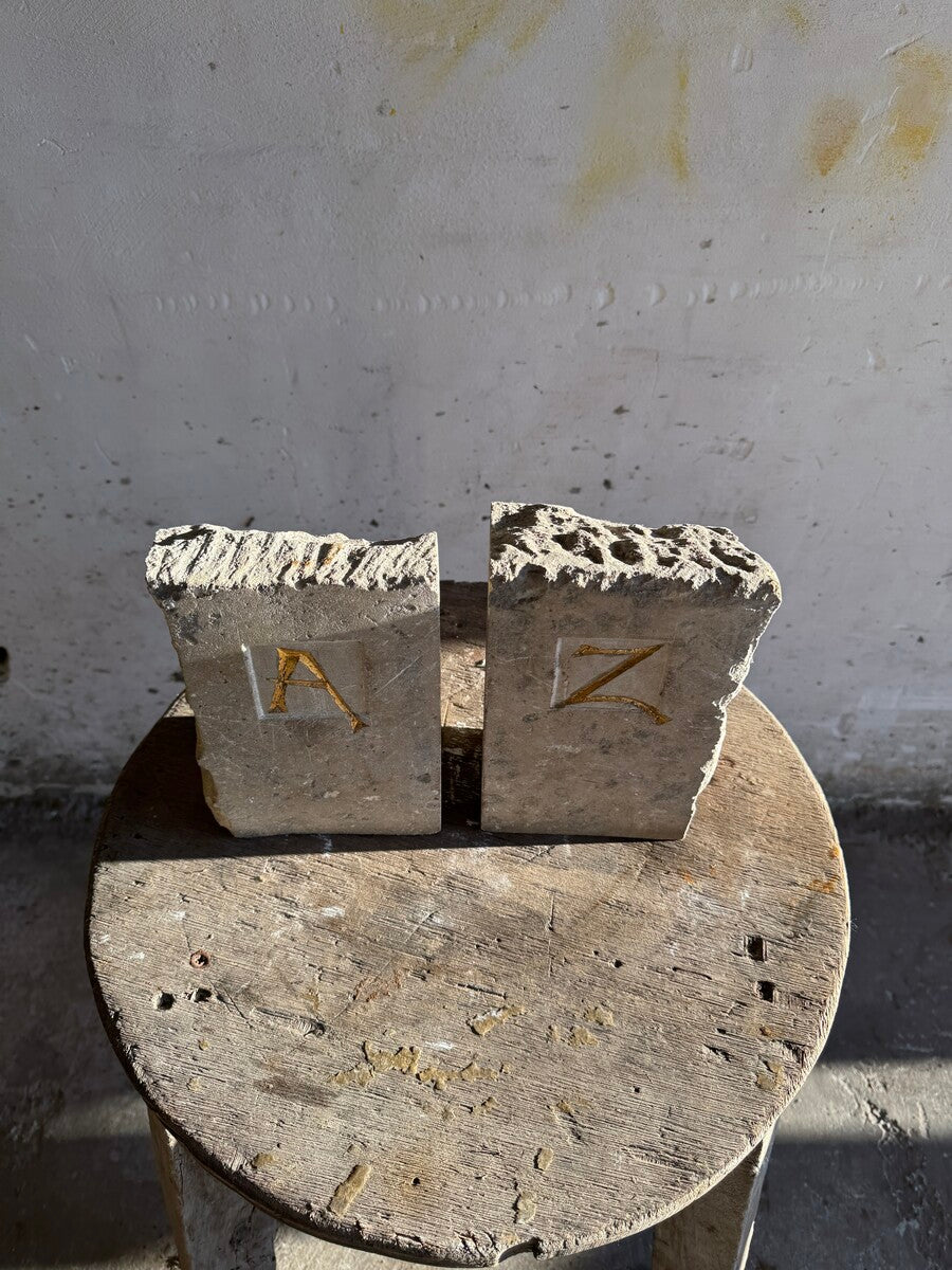 A-Z boekensteunen van Walter De Buck