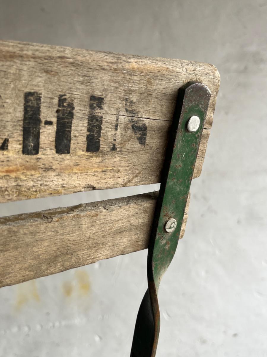 Antieke tafel in brouwerijstijl met klapstoelen – ca. 1930