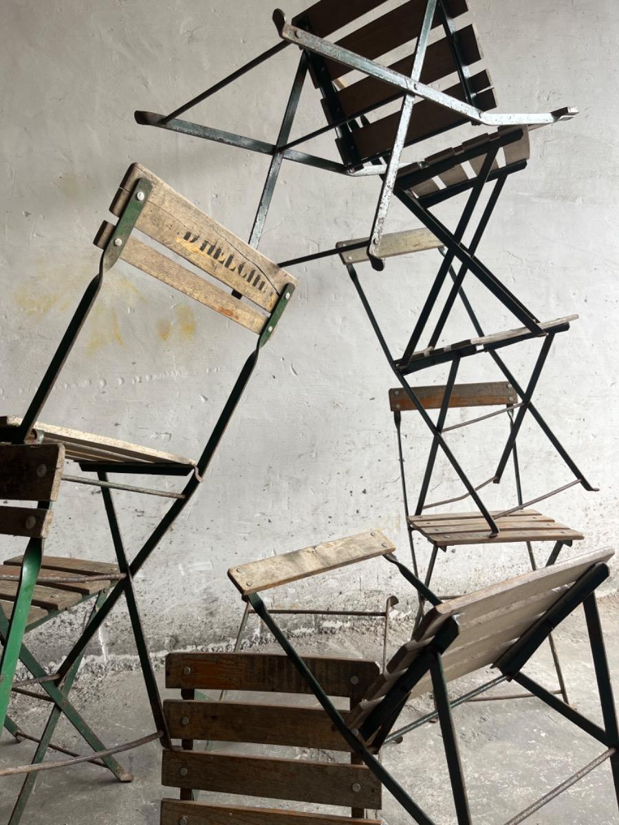 Antieke tafel in brouwerijstijl met klapstoelen – ca. 1930