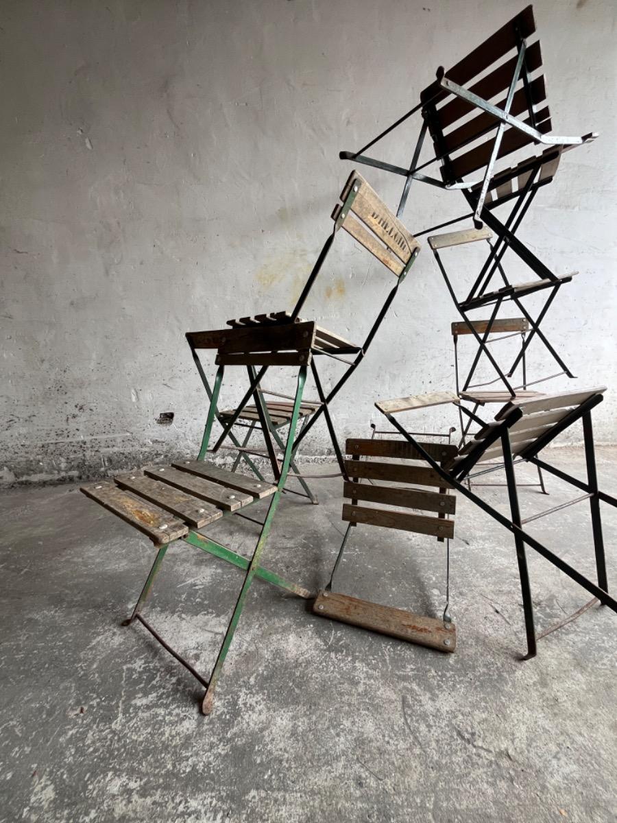 Antieke tafel in brouwerijstijl met klapstoelen – ca. 1930