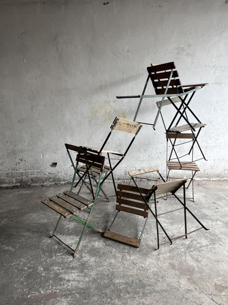 Antieke tafel in brouwerijstijl met klapstoelen – ca. 1930