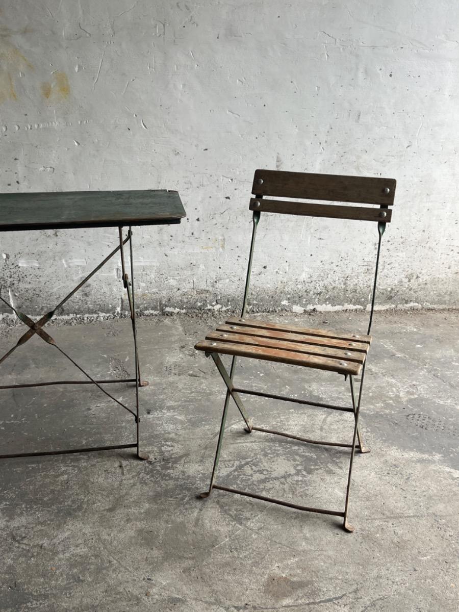 Antieke tafel in brouwerijstijl met klapstoelen – ca. 1930