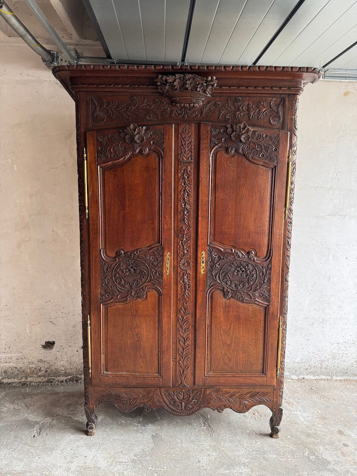 Antieke gesneden houten kledingkast