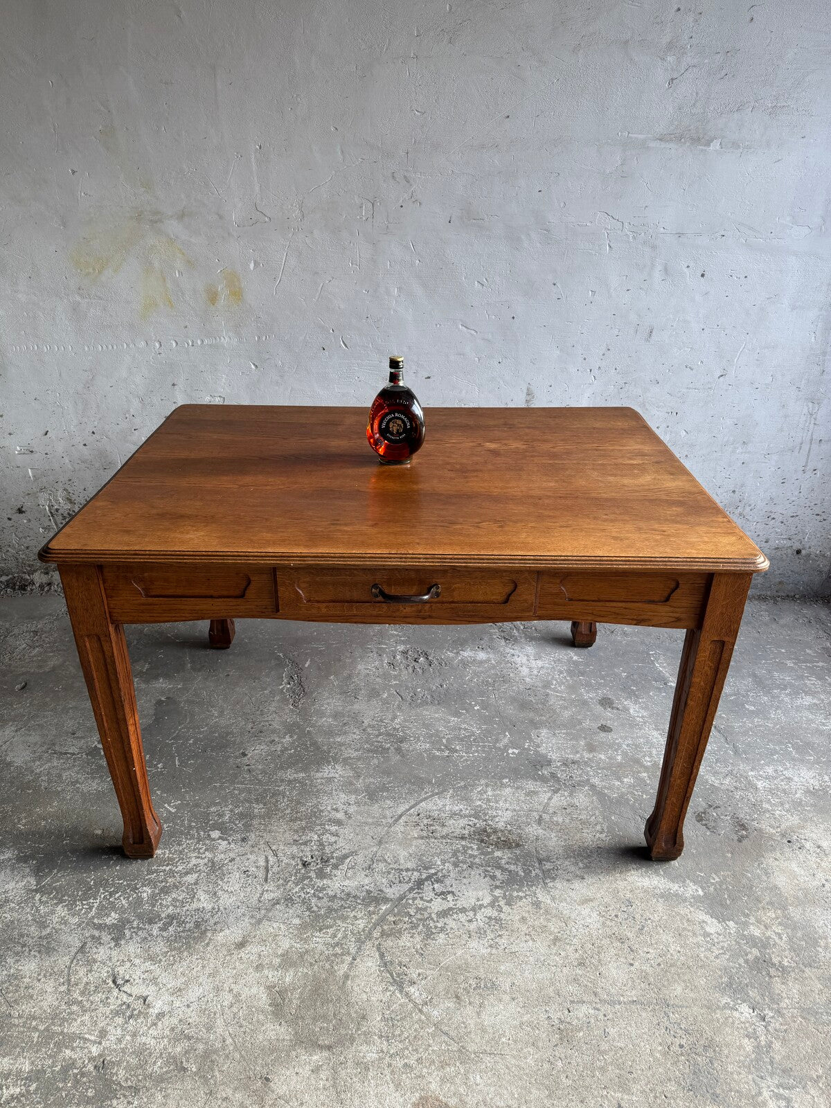 Art Nouveau eettafel met lade en sierlijke details