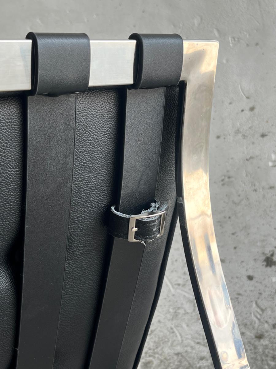 Barcelona ottoman in zwart leer en chroom (naar ontwerp van Mies van der Rohe)