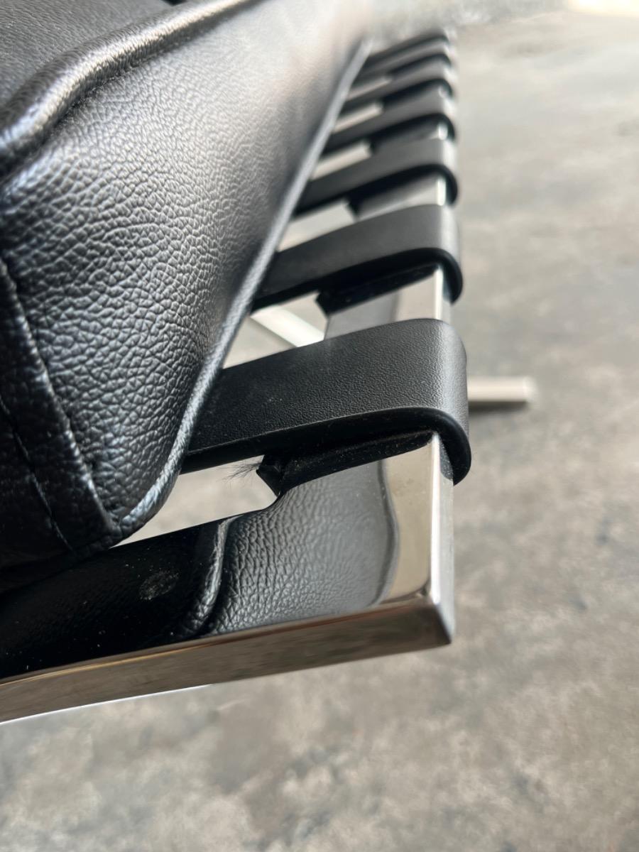 Barcelona ottoman in zwart leer en chroom (naar ontwerp van Mies van der Rohe)