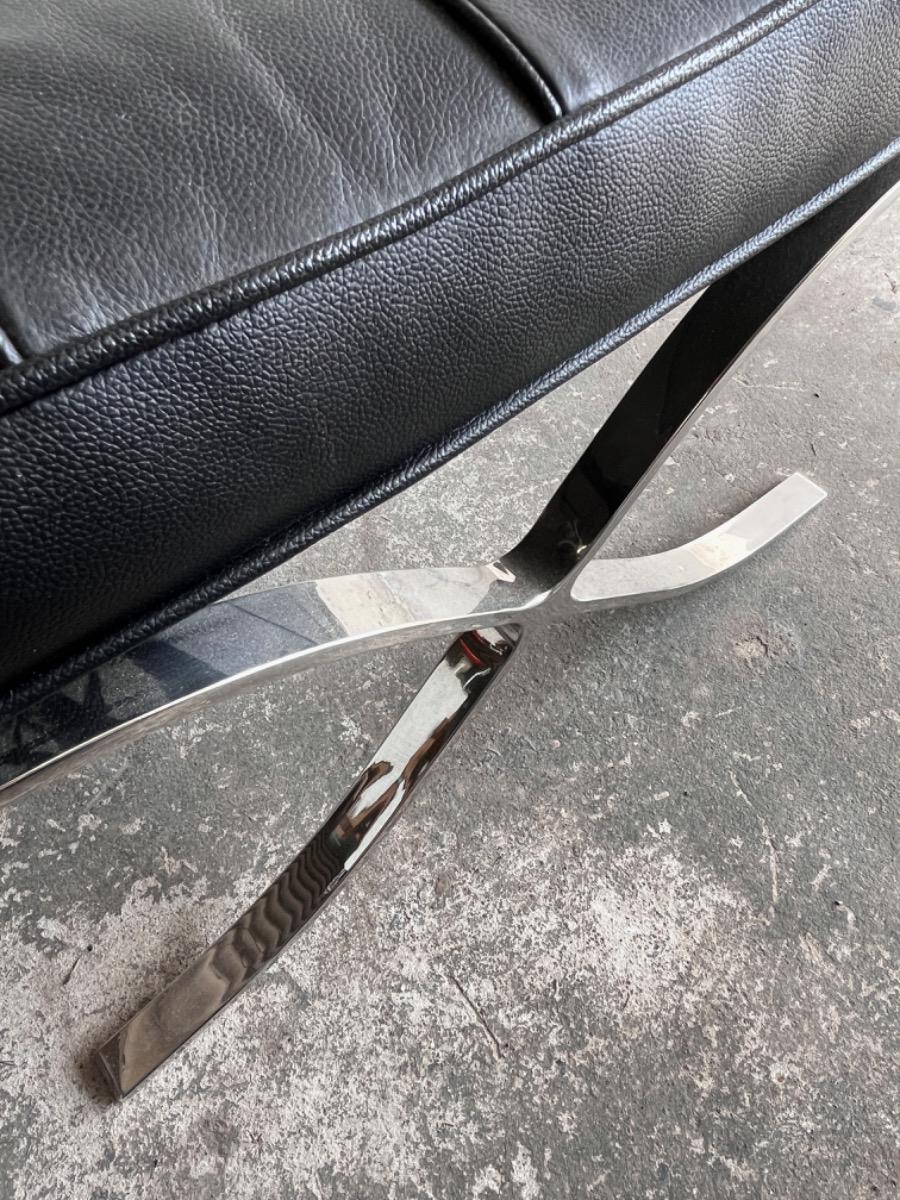 Barcelona ottoman in zwart leer en chroom (naar ontwerp van Mies van der Rohe)