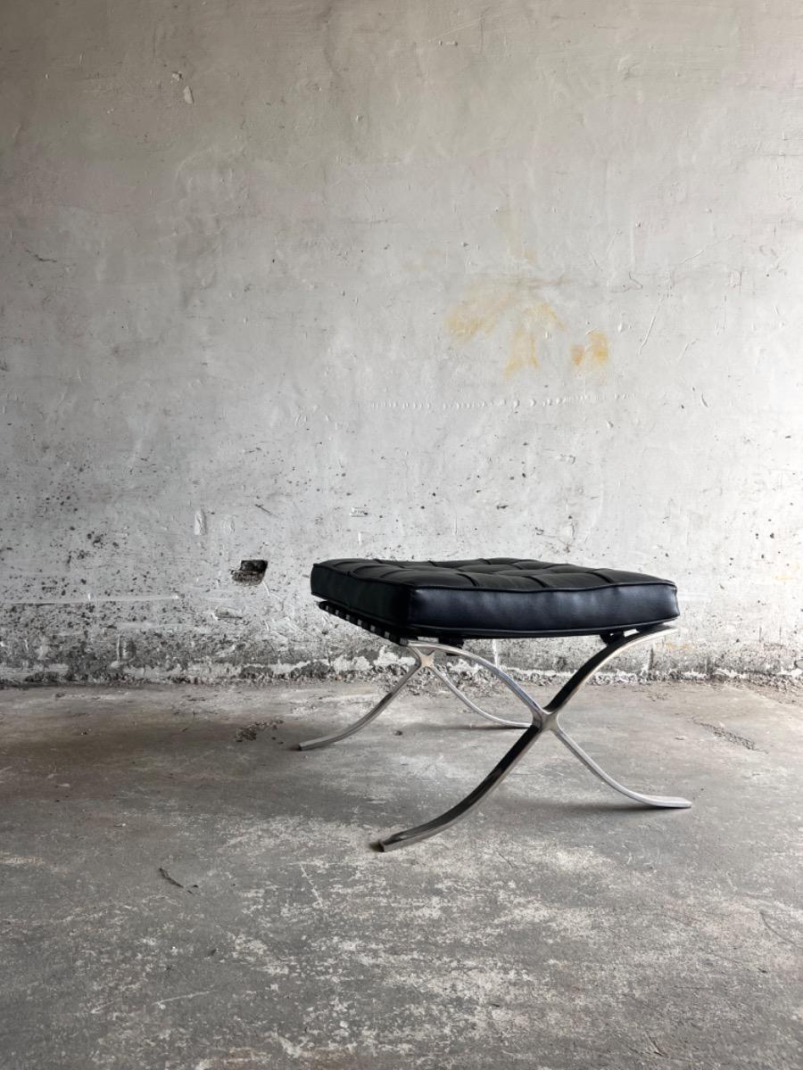 Barcelona ottoman in zwart leer en chroom (naar ontwerp van Mies van der Rohe)