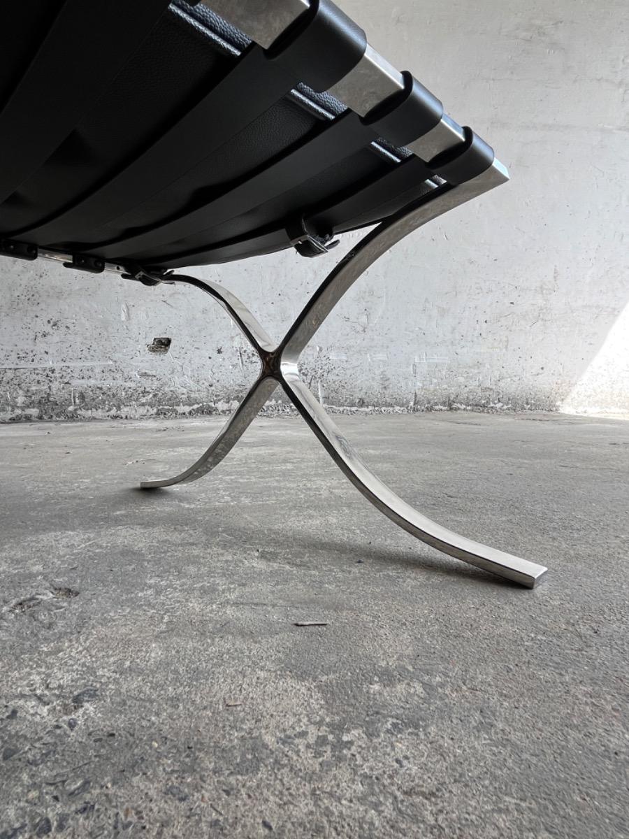 Barcelona ottoman in zwart leer en chroom (naar ontwerp van Mies van der Rohe)