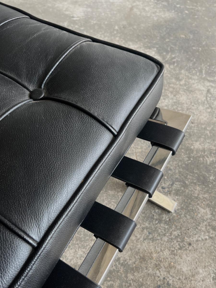 Barcelona ottoman in zwart leer en chroom (naar ontwerp van Mies van der Rohe)