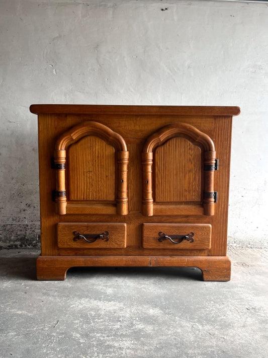 Armoire brutaliste à 2 portes en chêne et laiton